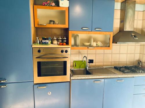 Η κουζίνα ή μικρή κουζίνα στο appartamento con giardino a 2 minuti dal lago