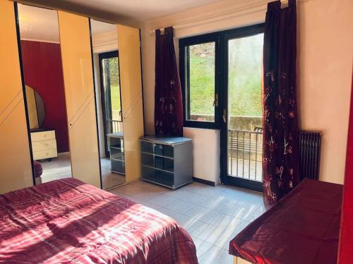 Ένα ή περισσότερα κρεβάτια σε δωμάτιο στο appartamento con giardino a 2 minuti dal lago