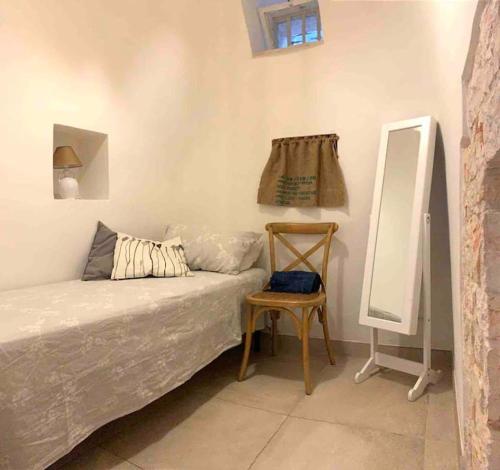 un soggiorno con divano e specchio di Trullo Scirocco - Apulian House a Locorotondo