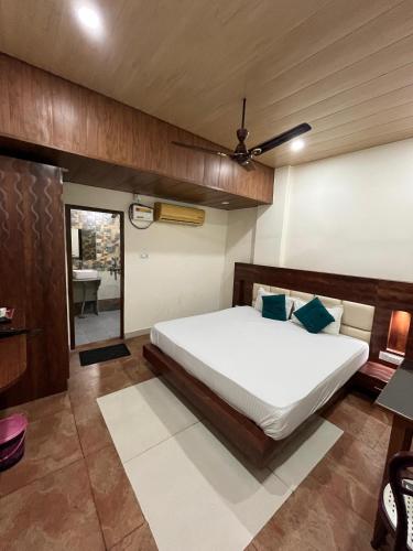 - une chambre avec un grand lit dans l'établissement HOTEL VAANI CONTINENTAL, à Kanpur