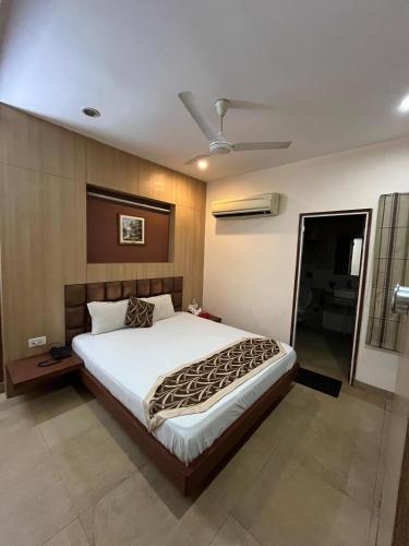 sypialnia z dużym łóżkiem w pokoju w obiekcie HOTEL VAANI CONTINENTAL w mieście Kanpur