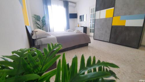 um quarto com uma cama e uma planta em Limited Edition Guesthouse em Bari