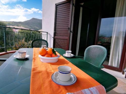 einen Tisch mit einer Schale Obst und Tassen darauf in der Unterkunft Studio für 4 Personen ca 70 qm in La Ciaccia, Sardinien Anglona in Codaruina