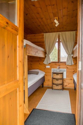 a bedroom with a bunk bed in a log cabin at Mätta puhketalu in Tori