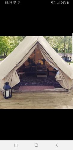 ein weißes Zelt mit einem Licht in der Mitte in der Unterkunft NORJE BOKE CAMPING in Sölvesborg