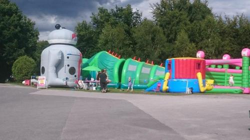 eine Person, die vor einem bunten Spielplatz steht in der Unterkunft NORJE BOKE CAMPING in Sölvesborg