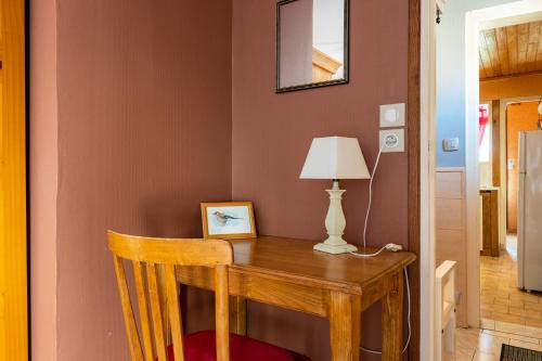 a room with a wooden desk with a lamp at Gite Le Courlis in Outines