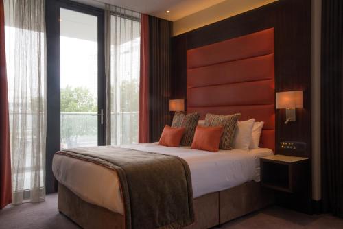Llit o llits en una habitació de St George's Hotel - Wembley