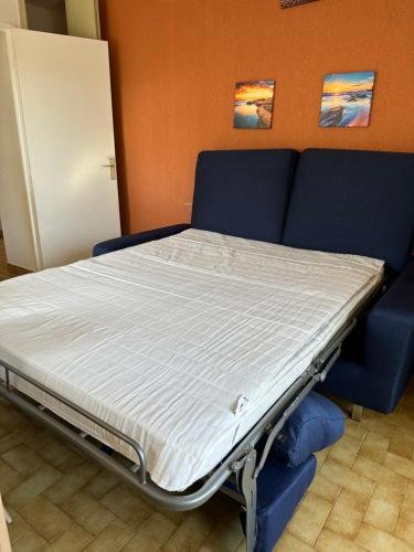 ein Krankenhausbett in einem Zimmer mit Kühlschrank in der Unterkunft Camargue Village Sun and Beach #2 in Le Grau-du-Roi