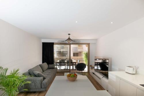 un salon avec un canapé et une table dans l'établissement Somptueux appartement 20m plages avec vue mer, à Antibes