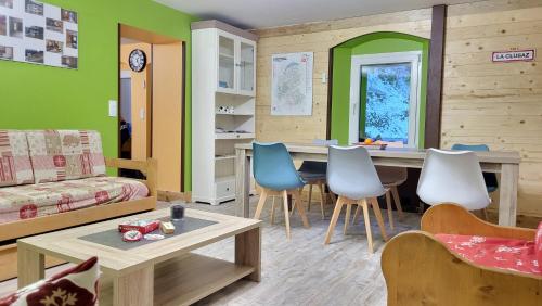 una sala de estar con una mesa y sillas en La marmotte, en Entremont