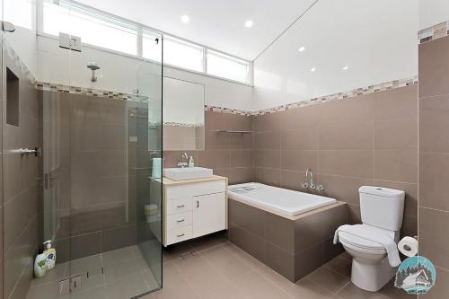 Koupelna v ubytování Aircabin - Warrawee - Sydney - 5 Beds House