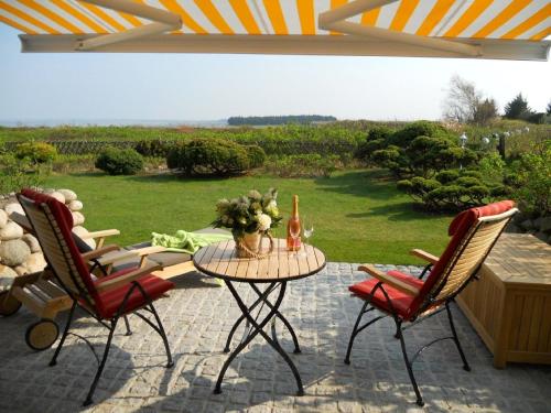 eine Terrasse mit 2 Stühlen und einem Tisch mit in der Unterkunft Ferienwohnung für 2 Personen ca 55 m in Munkmarsch, Nordfriesische Inseln Sylt in Munkmarsch