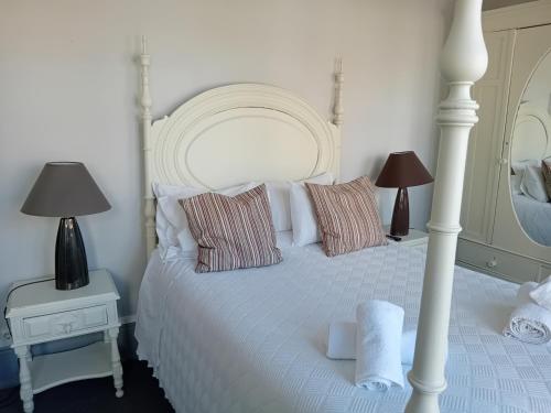 1 dormitorio con cama blanca y almohadas en Guest House Antero de Quental, en Oporto