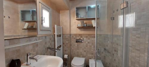 a bathroom with a sink and a toilet and a shower at Casa Stellino 33 nel cuore di Portoferraio in Portoferraio