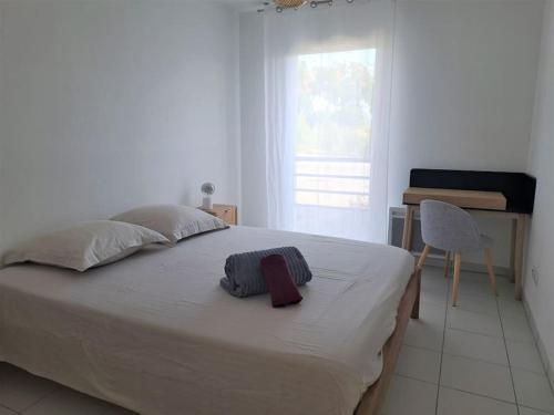 une chambre avec un grand lit blanc avec un lit double dessus dans l'établissement Magnifique T3 neuf, jardin, piscine, 5' de la mer, à Roquebrune-sur Argens