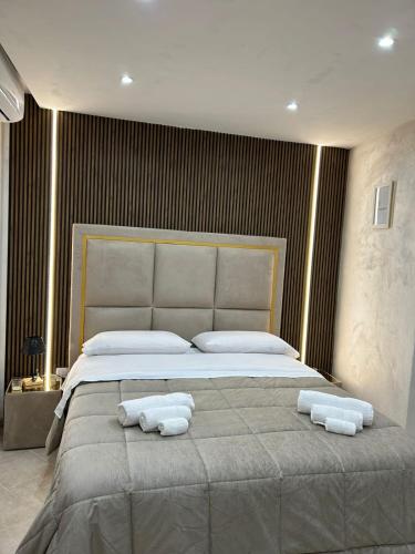 拿坡里的住宿－VILLA MULINO，一间卧室配有一张大床和毛巾