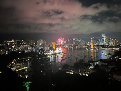 シドニーにあるMagical viewsの夜の川橋