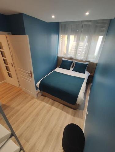 - une chambre bleue avec un lit et des oreillers bleus dans l'établissement Appartement Centre Carmes, à Toulouse