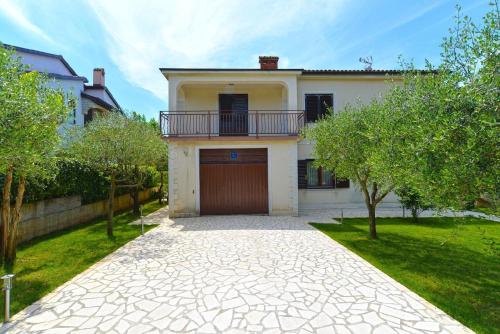uma casa com garagem e uma entrada em Ferienwohnung für 3 Personen ca 32 qm in Poreč, Istrien Istrische Riviera em Porec