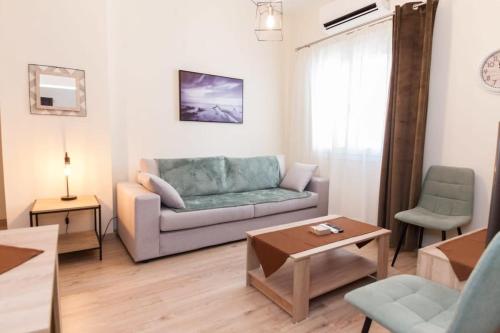 O zonă de relaxare la Brand New 2 Bedroom Haven Apt in Galatsi