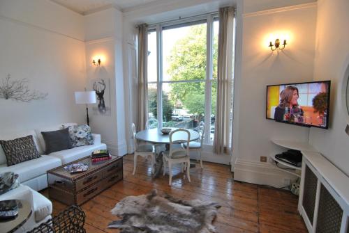 Spacious 2 Bedroom Apartment in Central Windsor