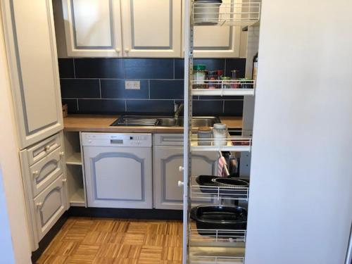 Kuchyň nebo kuchyňský kout v ubytování Heikendorf Große Ferienwohnung mit Terrasse