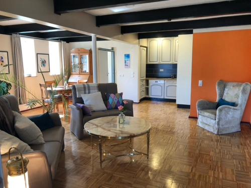 Posezení v ubytování Heikendorf Große Ferienwohnung mit Terrasse