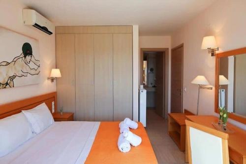 Ένα ή περισσότερα κρεβάτια σε δωμάτιο στο Dreamy Villa Jasmine with Private Pool In Skiathos