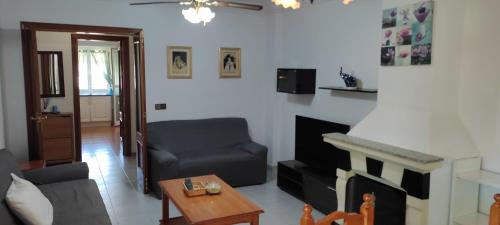 馬拉加的住宿－Casa Manoli，客厅配有沙发和椅子