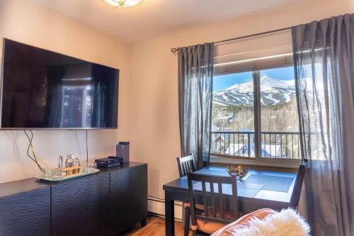 Telewizja i/lub zestaw kina domowego w obiekcie 1 BDR Condo in the Heart of Breck Walk to Gondola