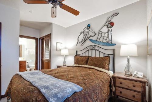 ブリッケンリッジにある2BR Main St Station Ski In Out Condo All Amenitiesのベッドと壁に2枚の絵が飾られた寝室