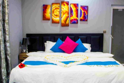 uma cama com um coração feito de almofadas em Veyo Retreat em Veymandoo