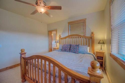 Postel nebo postele na pokoji v ubytování Spacious 4BR with Hot Tub Near BreckConnect Gondola