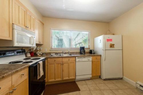 Dapur atau dapur kecil di Downtown Chalet Close to Main St with Pool and Hot Tub