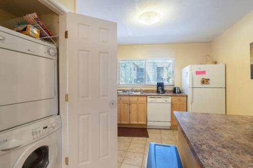 Dapur atau dapur kecil di Downtown Chalet Close to Main St with Pool and Hot Tub