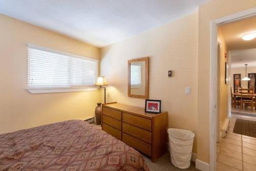 Katil atau katil-katil dalam bilik di Downtown Chalet Close to Main St with Pool and Hot Tub