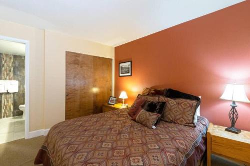um quarto de hotel com uma cama e uma casa de banho em Downtown Chalet Close to Main St with Pool and Hot Tub em Breckenridge