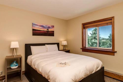 a bedroom with a large bed and a window at Cozy Red Roost Residence Essential Getaway in Breckenridge