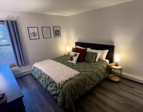 1 dormitorio con 1 cama con 2 lámparas en French Street Retreat Walk Everywhere, en Breckenridge