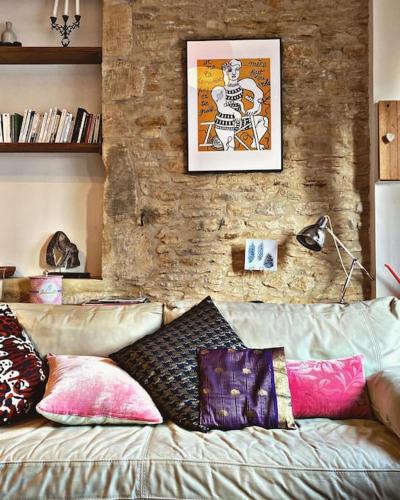 - un salon avec un canapé et des oreillers dans l'établissement Le Paradis - 2 Chambres, à Douvres-la-Délivrande