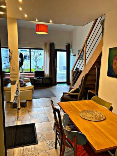 un salon avec une table à manger et un salon dans l'établissement Le Paradis - 2 Chambres, à Douvres-la-Délivrande