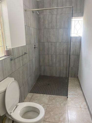 Ένα μπάνιο στο Creekside Guest House Middelburg