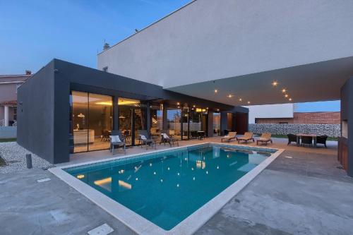 ein Haus mit Pool davor in der Unterkunft Ferienhaus für 8 Personen ca 250 qm in Ližnjan, Istrien Südküste von Istrien in Ližnjan