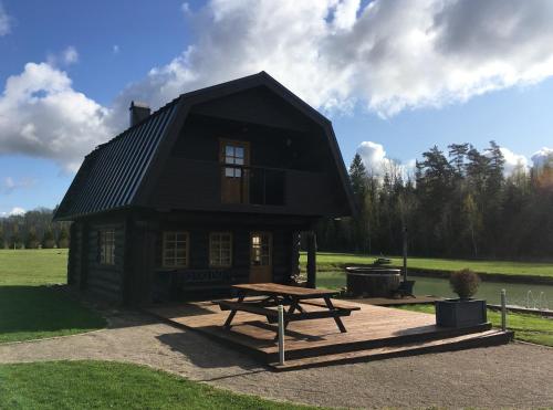 a small cabin with a picnic table in front of it at Mätta puhketalu in Tori
