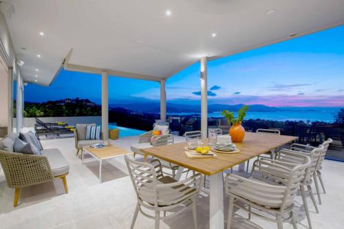 uma sala de jantar com mesa e cadeiras em Sunset Estates - Samui Luxury Villas em Praia de Choeng Mon