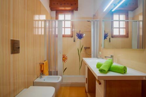 ein Badezimmer mit Waschbecken, Toilette und Dusche in der Unterkunft Casa Arianna, apartment a few steps from the sea in Marina di Mancaversa