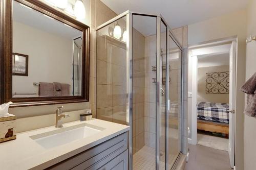 Ένα μπάνιο στο Updated Downtown Condo Walk Everywhere and Parking