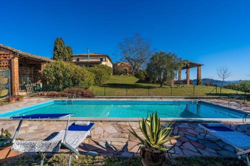 - une piscine avec 2 chaises et une maison dans l'établissement Ferienhaus mit Privatpool für 6 Personen ca 230 qm in Palaia, Toskana Provinz Pisa, à Palaia