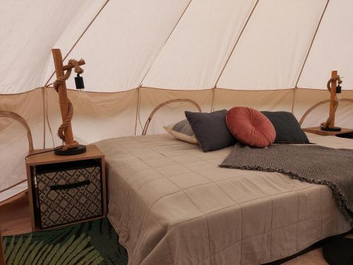 a bedroom with a bed in a tent at Kiek mol rin - Richmanns Appartements in Hüde